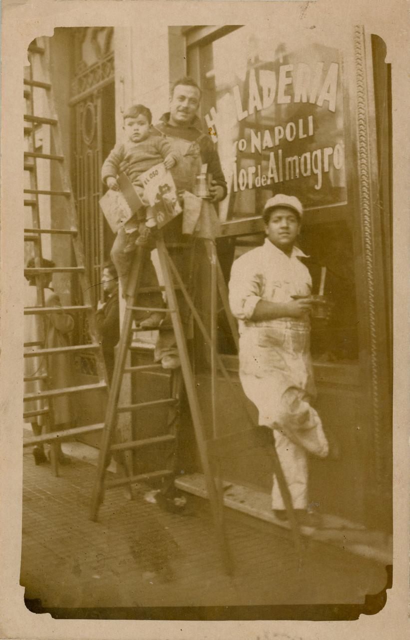 Salvador Di Lieto pintando el cartel de la heladería en 1933