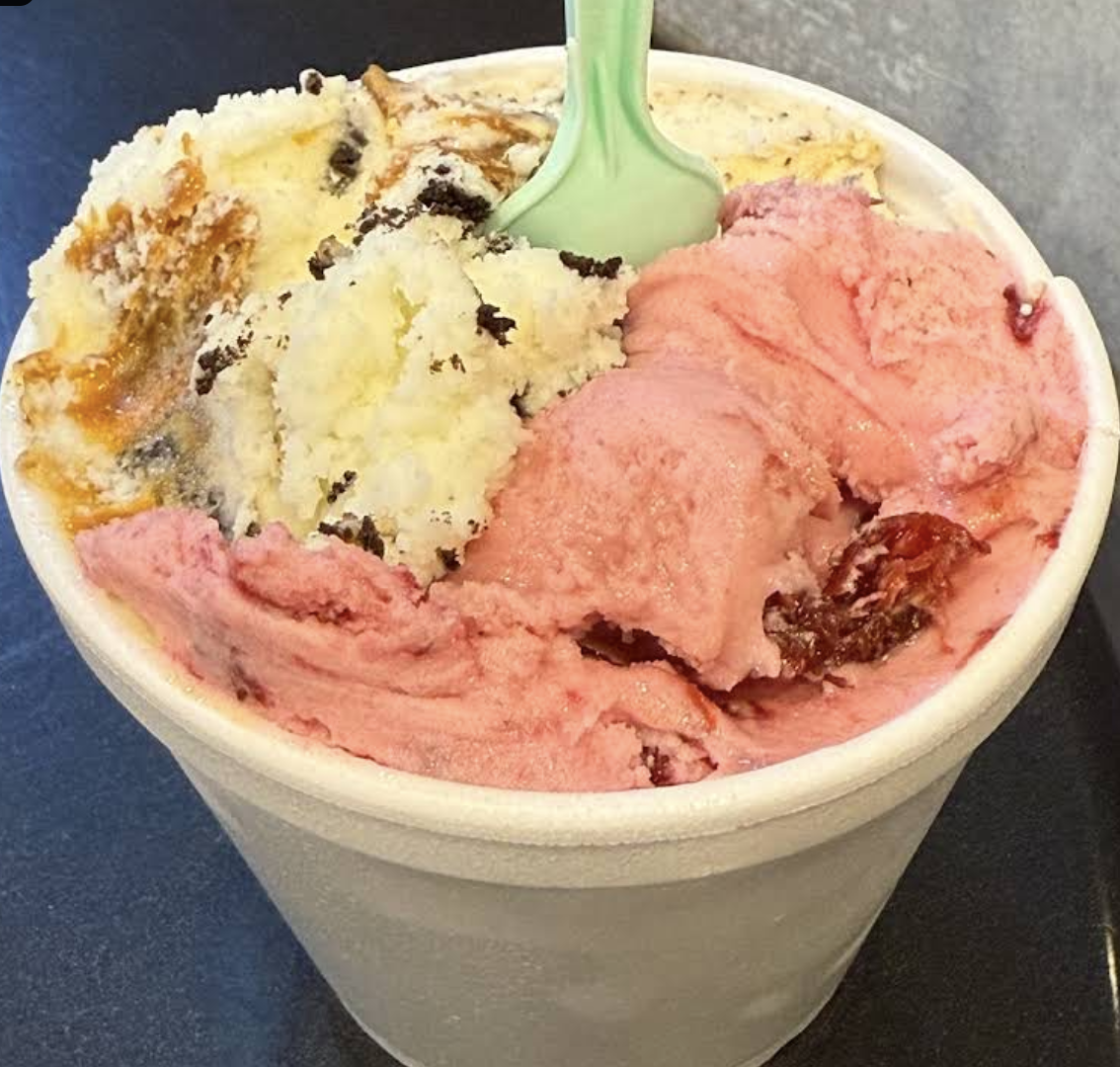 Vasito de helado con frutos rojos y crema